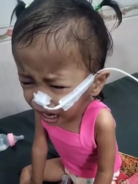 Arisha Zainabba Nasution duduk di ranjang rumah sakit menggunakan selang oksigen. Balita berusia 2 tahun itu menjalani perawatan medis di tengah perjuangannya melawan penyakit jantung bawaan.