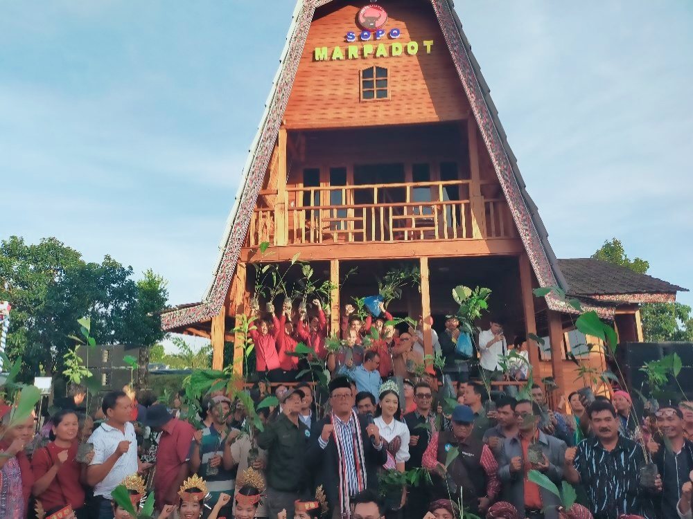 Bagikan Ribuan Bibit Tanaman ke Masyarakat, Pantur Banjarnahor: Ayo Marpadot, Tinggalkan Zona Nyaman yang tidak Produktif!