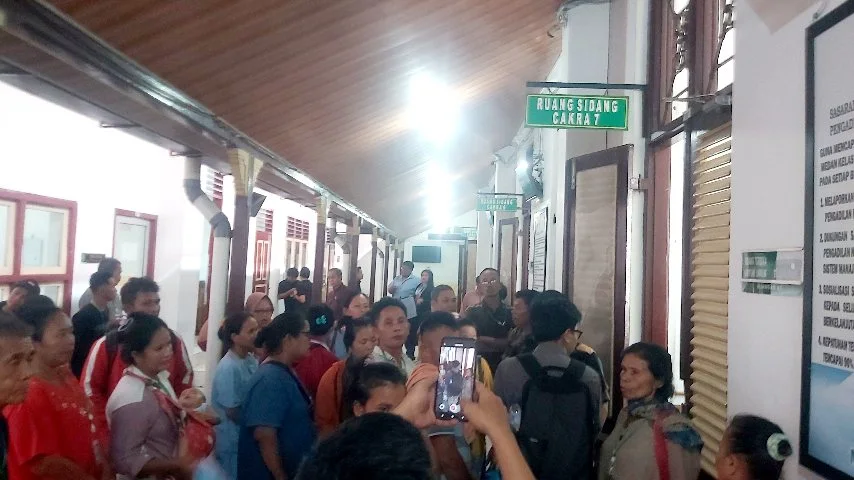 Ratusan eks karyawan PT Tor Ganda berkumpul di depan ruang sidang Cakra 7 Pengadilan Negeri Medan saat mengikuti jalannya sidang gugatan hak pekerja.