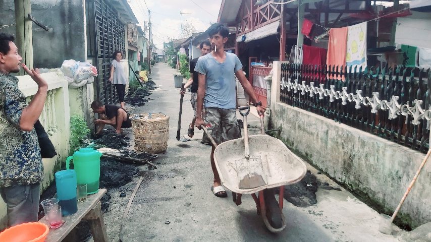 Warga dan pemuda lingkungan melakukan gotong royong membersihkan drainase permukiman di kawasan Kelurahan Helvetia, Kecamatan Medan Helvetia, Kota Medan.