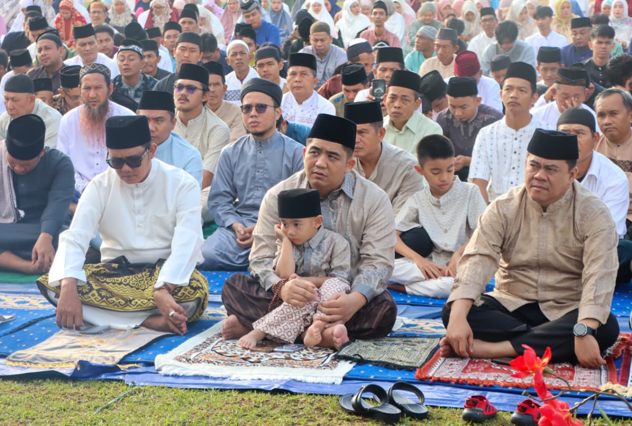 Bupati dan Wakil Bupati Bintan Hadiri Sholat Idul Adha, Serahkan Sapi Kurban Presiden RI